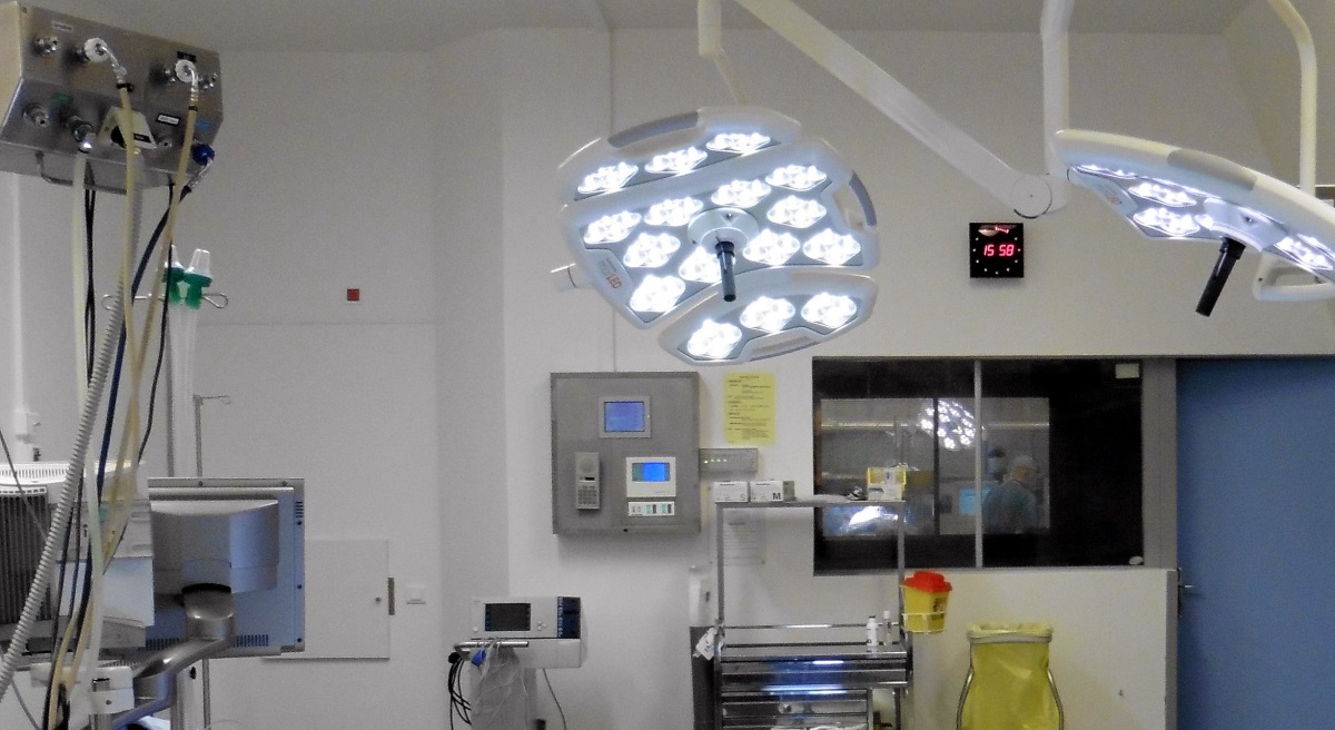 Bloc opératoire de neurochirurgie - Au fond : le pupitre de commande de l'éclairage © Sophie Caclin