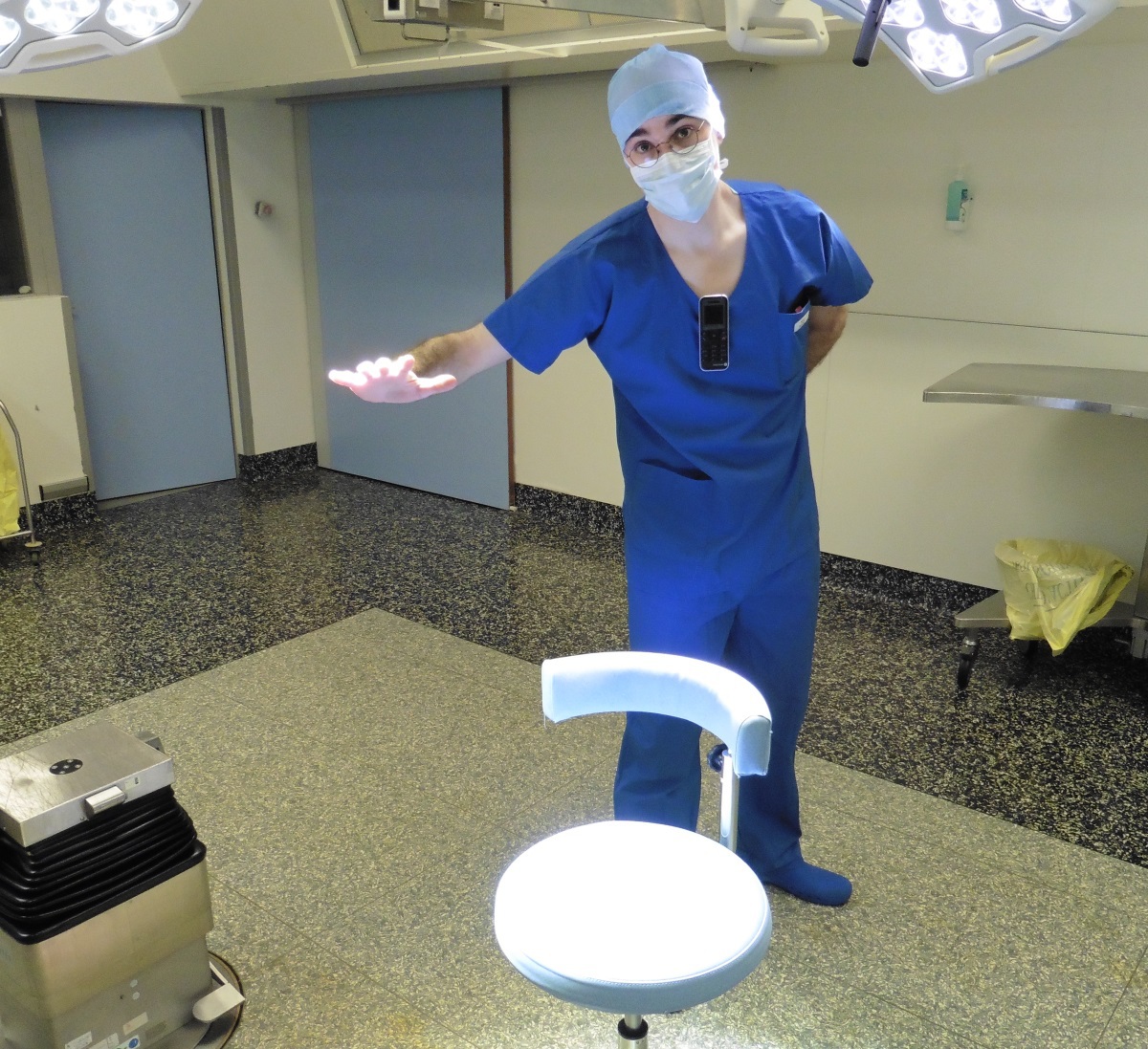 Le Dr Bourdillon nous montre l'absence d'ombre portée avec un éclairage par scialytiques - Bloc opératoire de neurochirurgie © Sophie Caclin