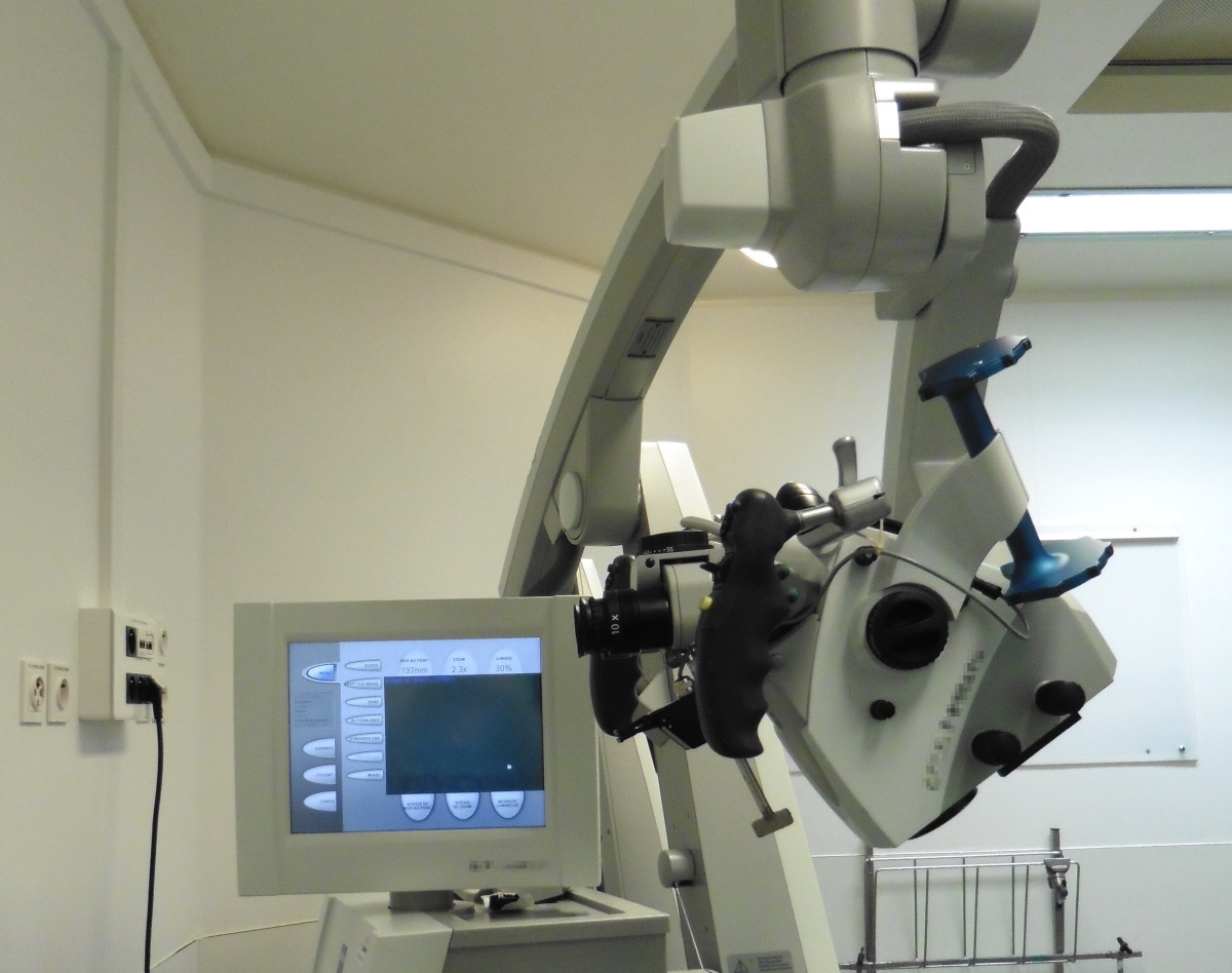 Bloc opératoire de neurochirurgie - Microscope opératoir à éclairage direct intégré © Sophie Caclin