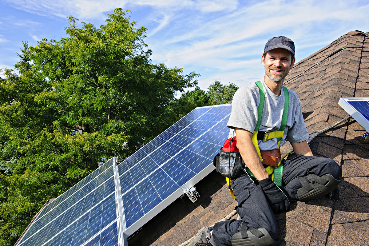 Installation de panneau solaire sur un toit en tuile © Shutterstock