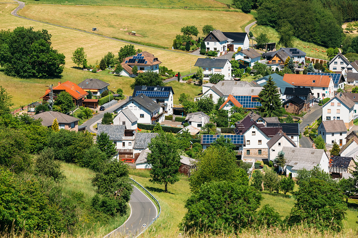 Dans un village, quelques panneaux solaires © shutterstock