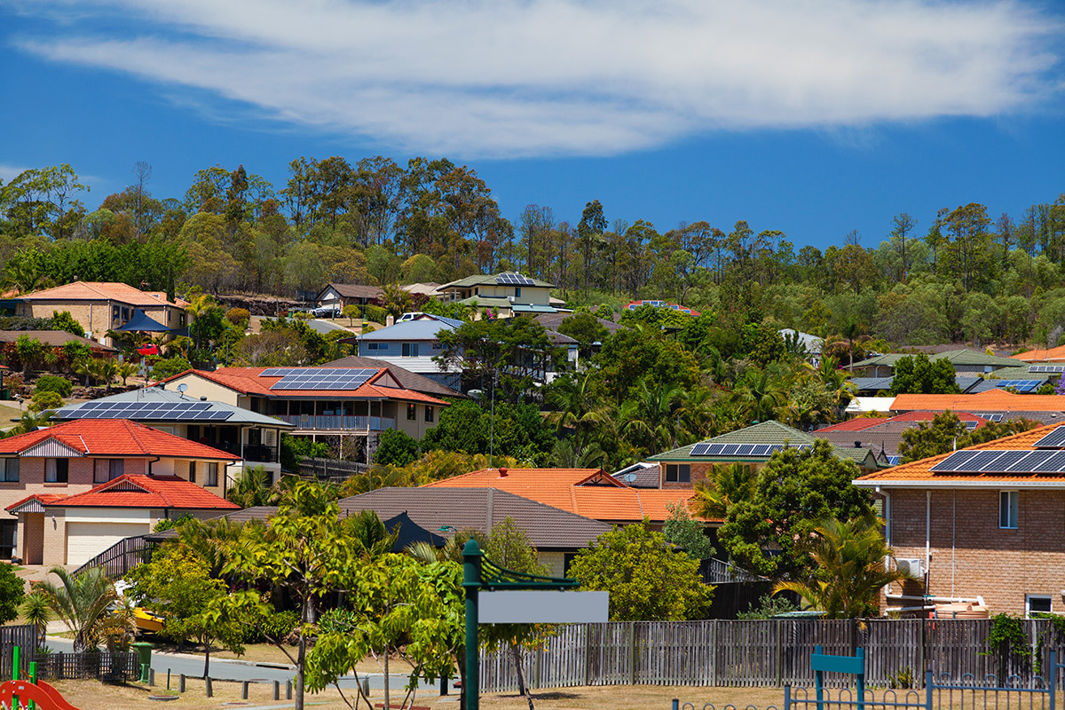 Panneaux solaires sur des maisons en bord de mer © Shutterstock