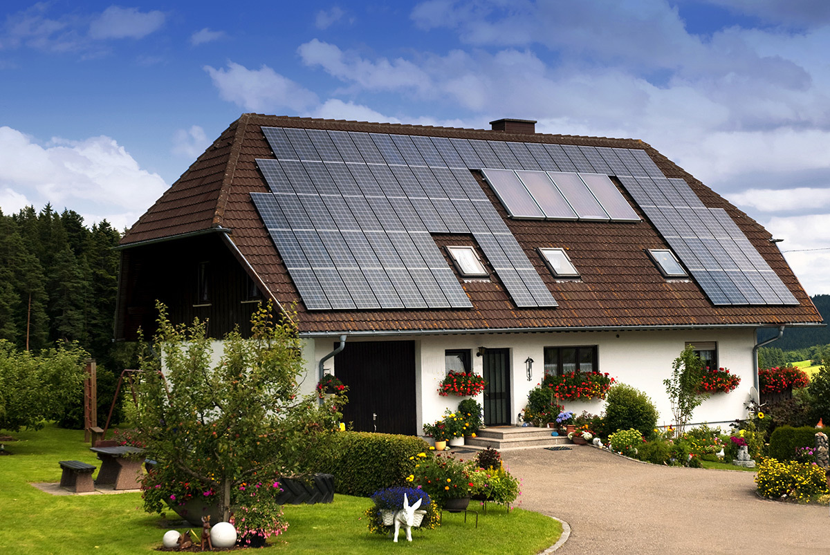 Panneaux solaires sur une maison © Shutterstock