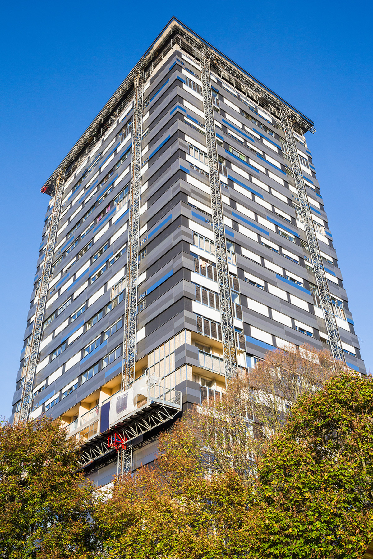 En cour d'habillage durant la rénovation - Tour Sarah Bernhardt, Rennes, France - Architecte Latitude © Guillaume Ayer