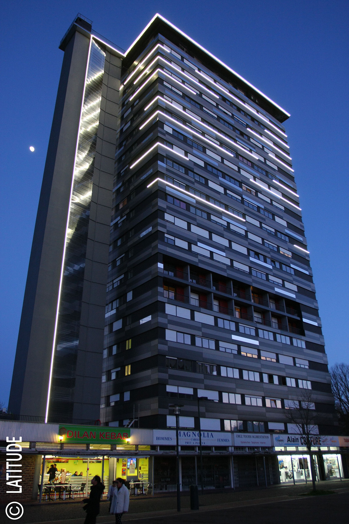 Vue façade ouest de nuit - Tour Sarah Bernhardt, Rennes, France - Architecte et photo Latitude