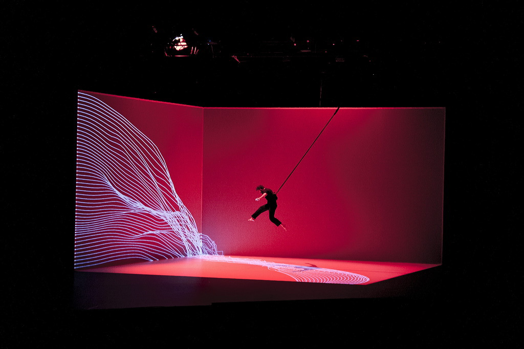 Le mouvement de l'air - Elastique et danseur © AMCB - Photo : Romain Etienne