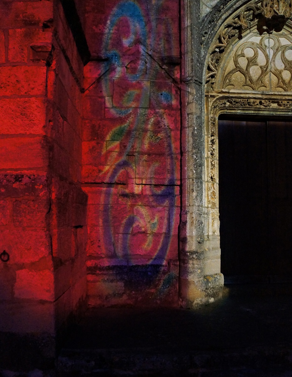 Cathédrale de la Puisaye, Treigny (89) - Détail de la projection en façade - Conception lumière et image : Thomas Klug