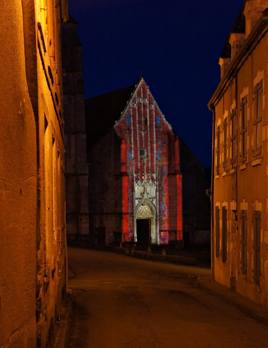 Cathédrale de la Puisaye, Treigny (89) - Projection en façade - Conception lumière et et image : Thomas-Klug