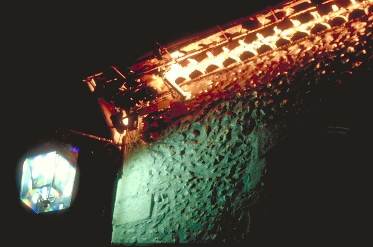 Détail des lanternes et des rives de toiture - Lumière(s) en usage - Bourg de Champcevinel, Dordogne – Conception lumière : Anne Bureau et Stephane Carratero - 17 au 20 septembre 1998 - Photo : Vincent Laganier