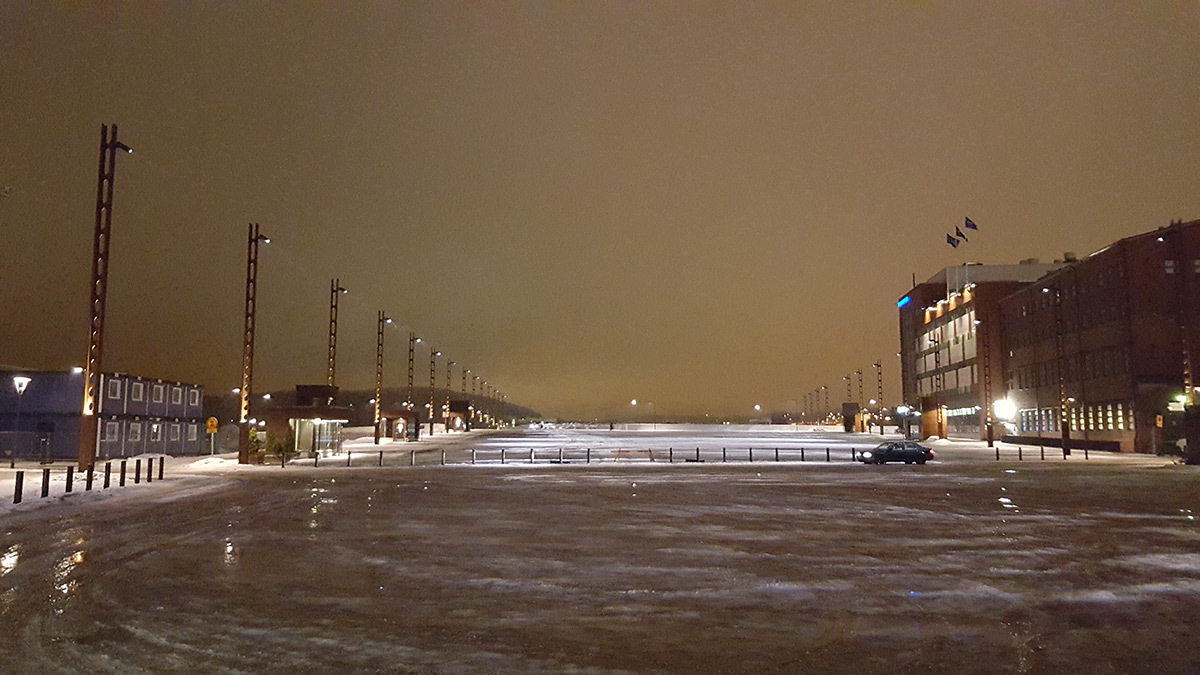 La grande esplanade enneigée du centre des expositions, Jyväskylä, Finlande - Photo : Roger Narboni