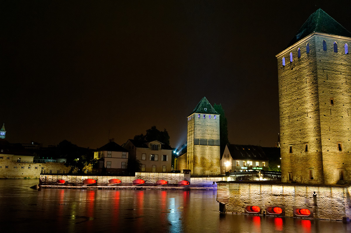 Mise en lumière des berges de l'Ill - Ponts couverts et tours, Strasbourg, France - Photo : CUS
