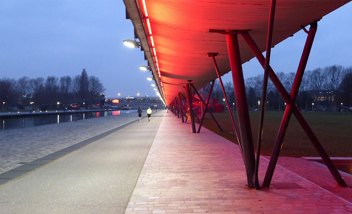 Canal et galerie de l’Ourcq, Parc de La Villette, Paris, France - Architectes : Bernard Tschumi - Concepteur lumière : Maurice Brill, MBLD - Photo : Vincent Laganier