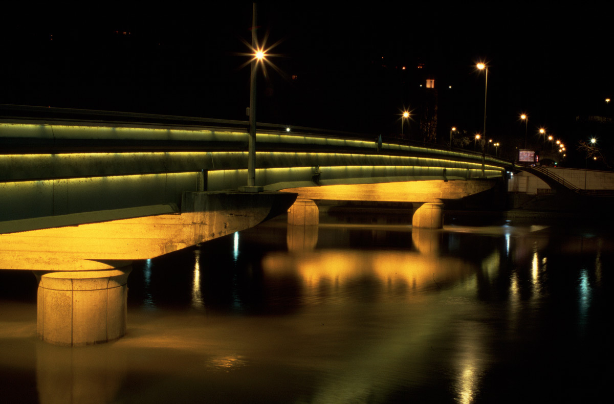 Pont Clémenceau à Lyon enjambant la Saône – Conception lumière Philippe Hutinet - 1989 à 2013 – Photo : Vincent Laganier
