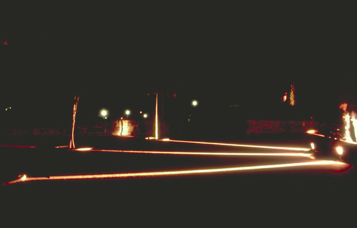 Rond-point d'accès - Lumière(s) en usage - Bourg de Champcevinel, Dordogne – Conception lumière : Anne Bureau et Stephane Carratero - 17 au 20 septembre 1998 - Photo : Vincent Laganier