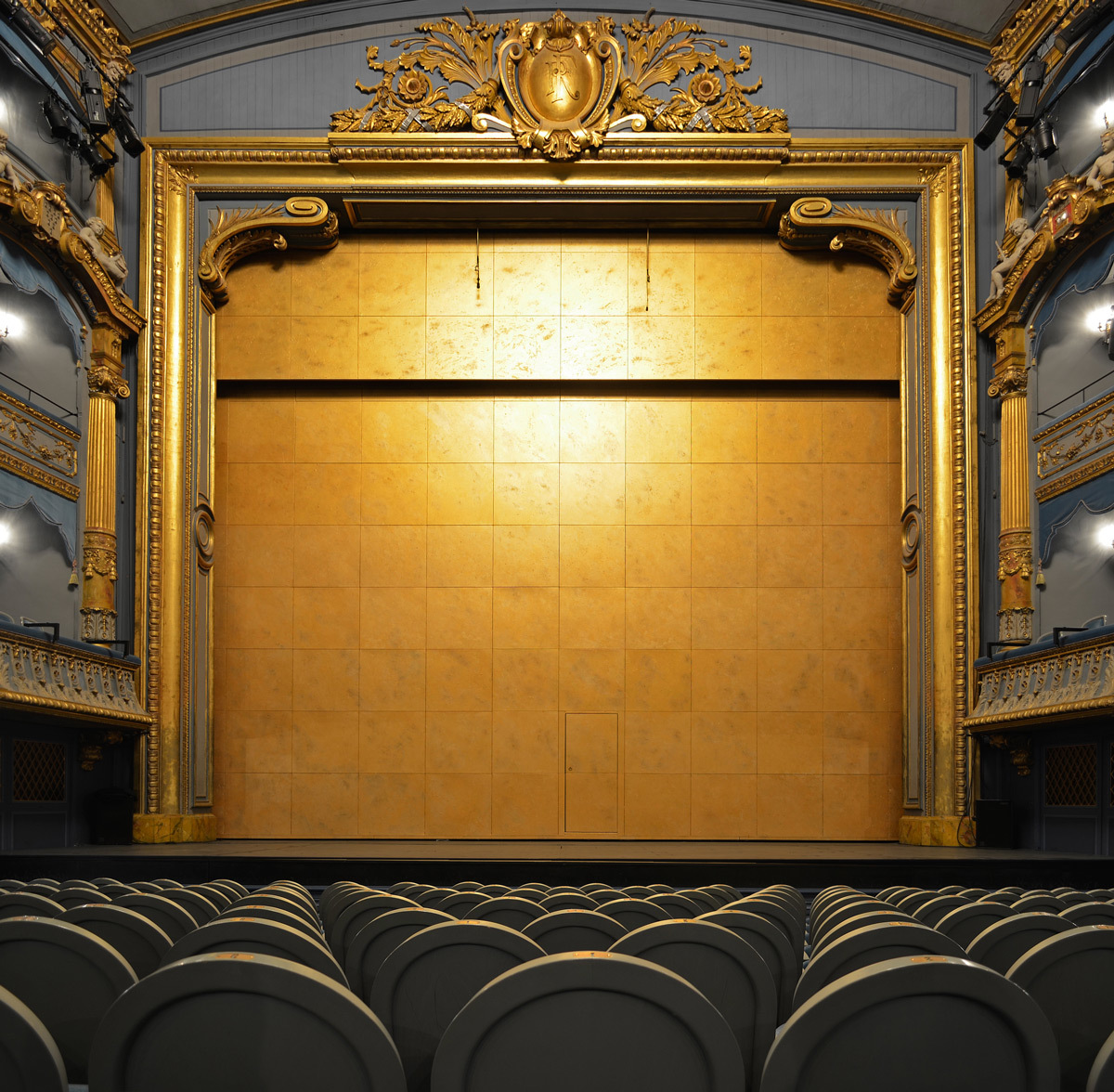 Salle du Théâtre Graslin, Nantes - Rideau de fer baissé - Photo : Selbymay – Wikipédia