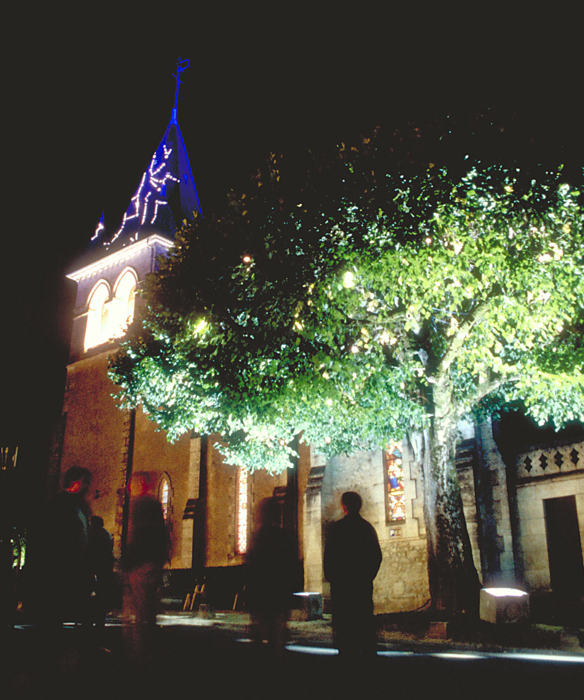 Vue d’ensemble - Lumière(s) en usage - Bourg de Champcevinel, Dordogne – Conception lumière : Anne Bureau et Stephane Carratero - 17 au 20 septembre 1998 - Photo : Vincent Laganier