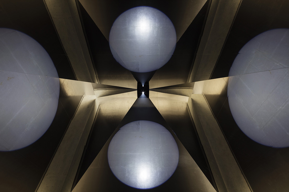 Olafur Eliasson, The open pyramid, 2016 - Long Museum, Shanghai, Chine, 2016 - Photo : Anders Sune Berg Courtesy of the artist; Vitamin Creative Space, Guangzhou; neugerriernschneider, Berlin; Tanya Bonakdar Gallery, New York © Olafur Eliasson
