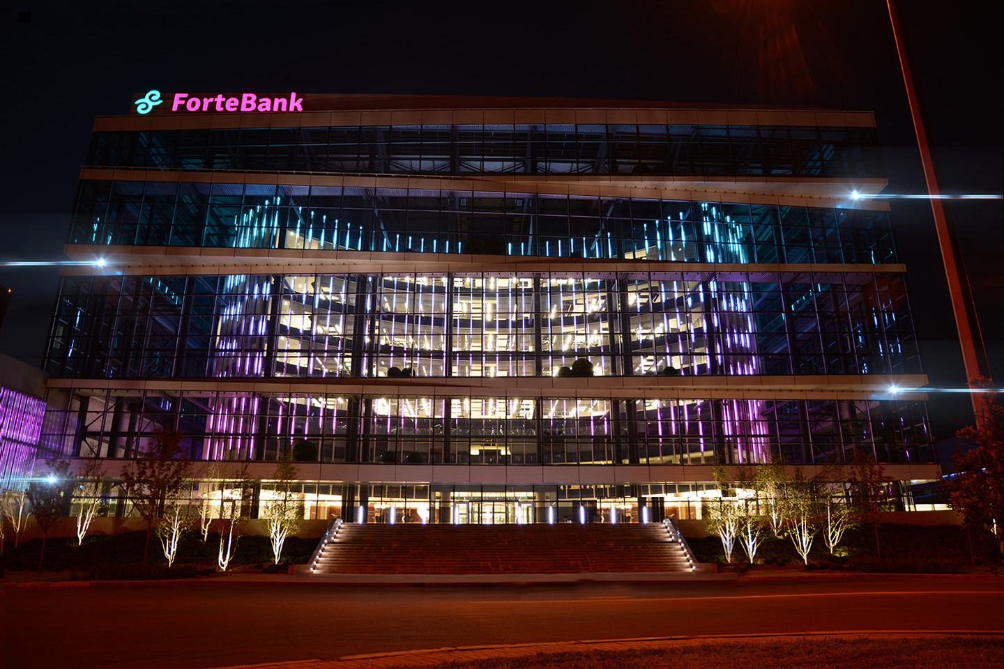 ForteBank, Astana, Kazakhstan - Vue extérieure de nuit sur l'atrium - Architecture : Saraiva & Partners -Conception lumière et image : Alexandre Kolinka