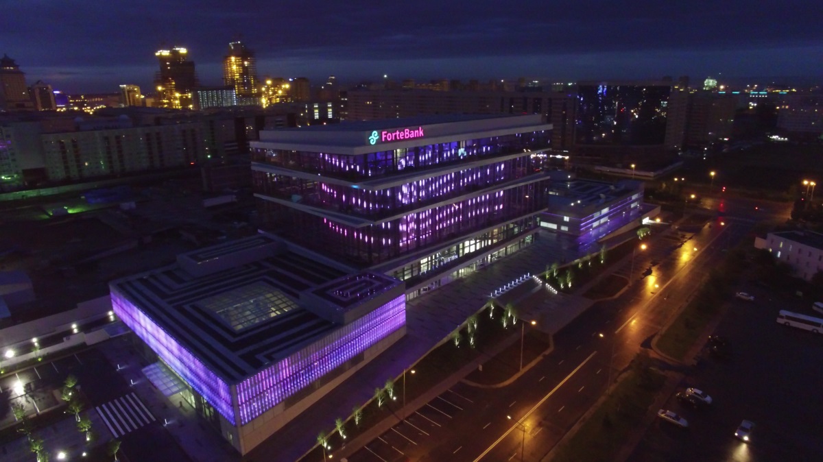ForteBank, Astana, Kazakhstan - Vue extérieure de nuit - Architecture : Saraiva & Partners -Conception lumière et image : Alexandre Kolinka
