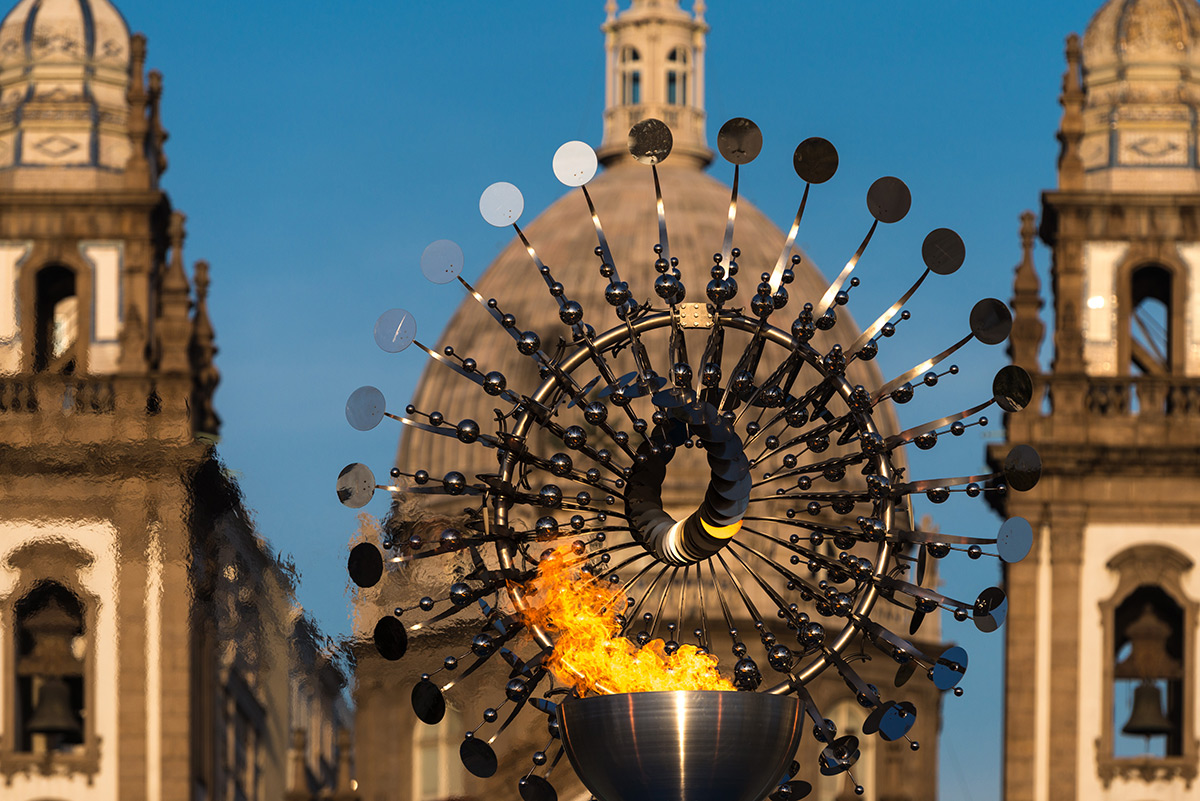 Jeux Olympiques de Rio 2016, Brésil - 2ème chaudron de la flamme olympique, place Candelaria, centre ville, Rio de Janeiro - Sculpture : Anthony Howe - Photo : Alex Ferro