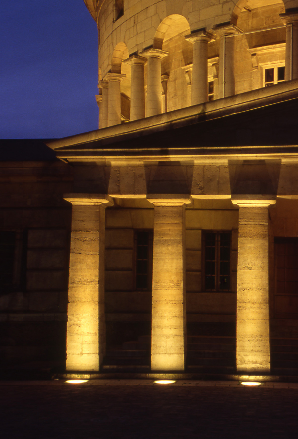 Rotonde La Villette, place de Stalingrad, Paris, France - Architecte : Claude Nicolas Ledoux - Concepteur lumière : Louis Clair, Light Cibles - Photo : Vincent Laganier