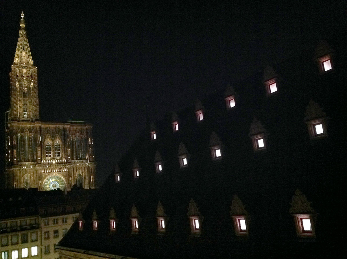 Façade occidentale des toits de la ville métropole - Cathédrale Notre-Dame, Strasbourg, France - mise en lumière pérenne - Conception lumière : L'Acte Lumière © Vincent Laganier