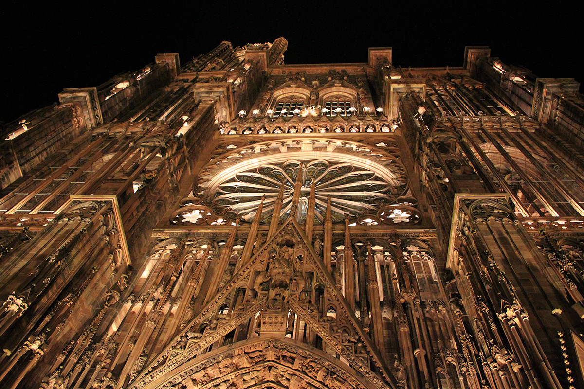 Façade occidentale du parvis de la cathédrale Notre-Dame, Strasbourg, France - mise en lumière pérenne - Conception lumière : L'Acte Lumière © Vincent Laganier