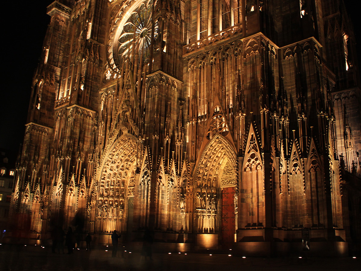 Façade occidentale, les portails - Cathédrale Notre-Dame, Strasbourg, France - mise en lumière pérenne - Conception lumière : L'Acte Lumière © Vincent Laganier