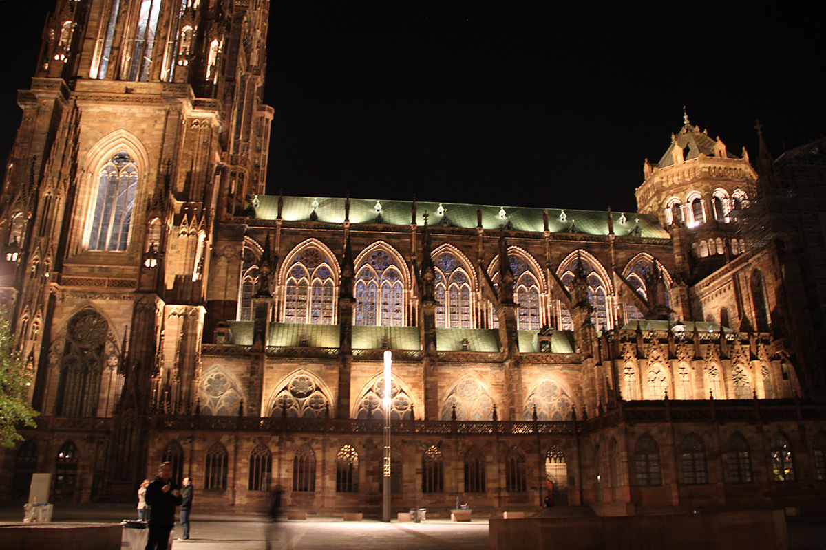 Flan Sud depuis la place du Château - Cathédrale Notre-Dame, Strasbourg, France - mise en lumière pérenne - Conception lumière : L'Acte Lumière © Vincent Laganier