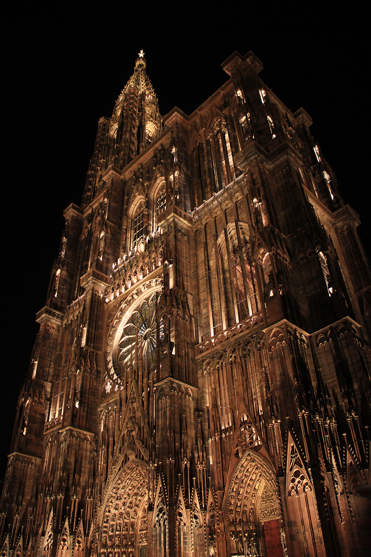 Façade occidentale, vue latérale - Cathédrale Notre-Dame, Strasbourg, France - mise en lumière pérenne - Conception lumière : L'Acte Lumière © Vincent Laganier