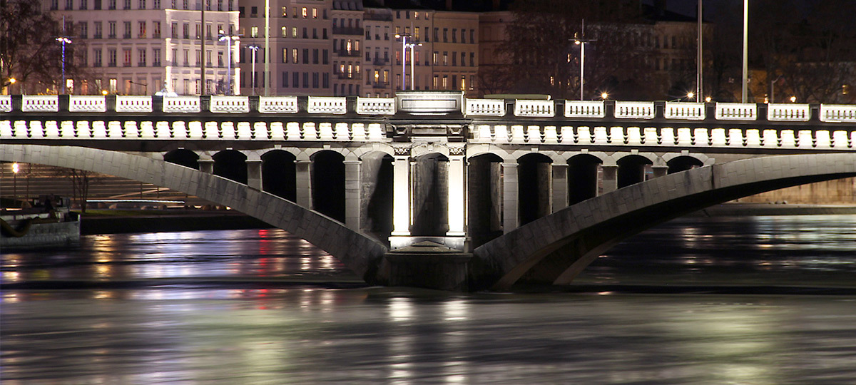 Pont Wilson, Lyon, France - Concepteur lumière : LEA - Prix ACE 2016 © Vincent Laganier