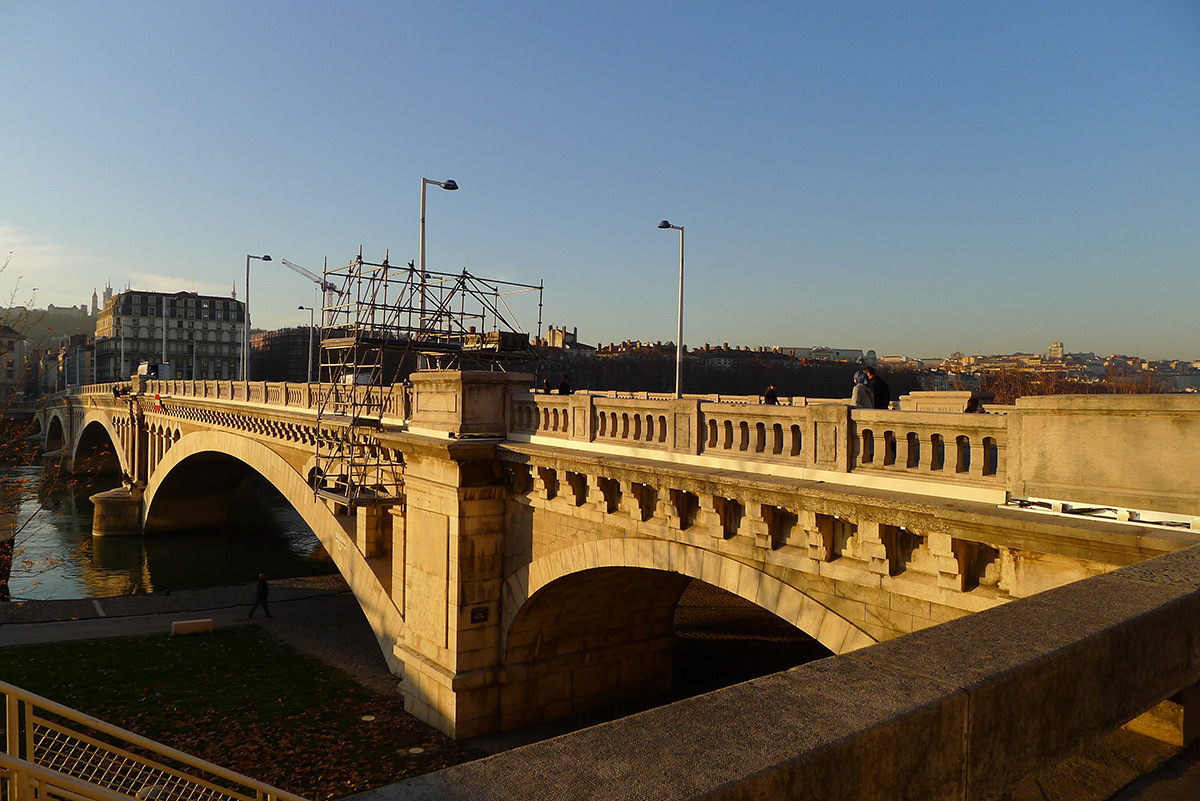Pont Wilson, Lyon, France - installation lumière en cours de jour © LEA