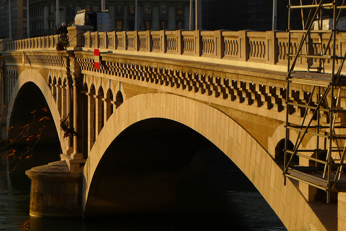 Pont Wilson, Lyon, France - installation lumière en cours de jour © LEA
