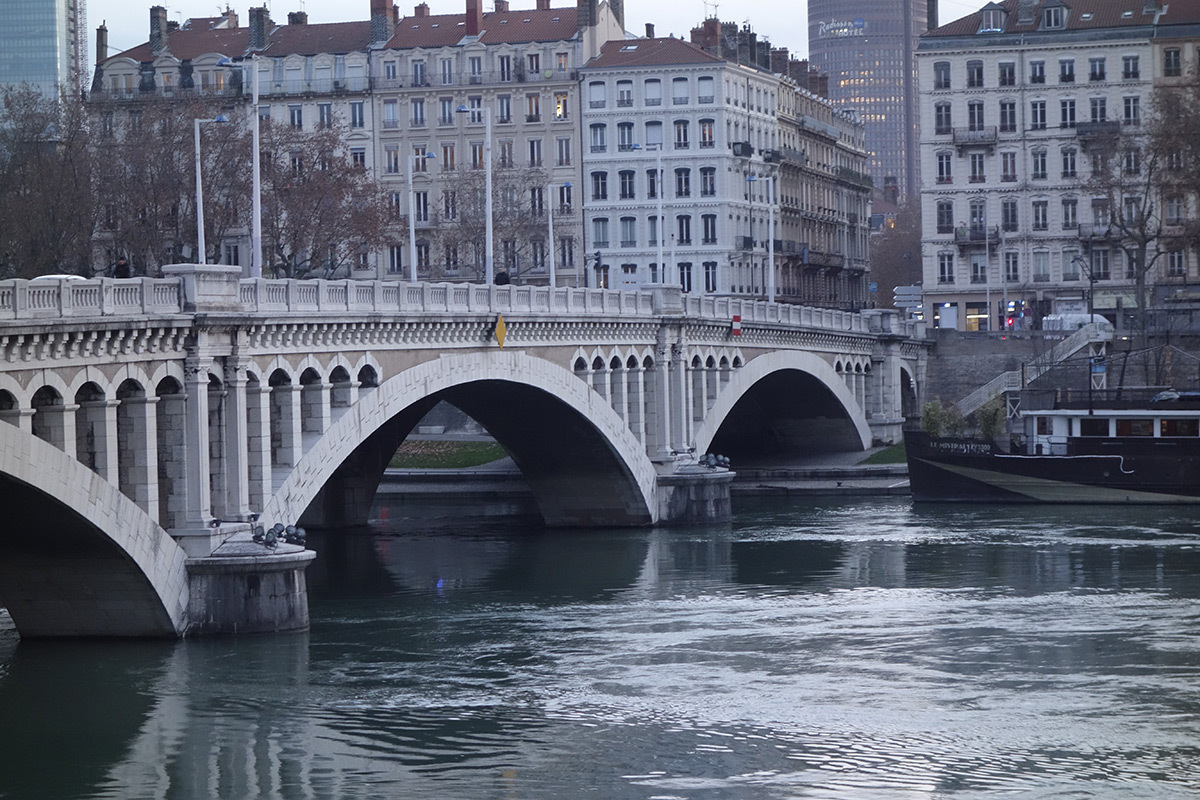 Pont Wilson, Lyon, France - vue de jour, ciel couvert © LEA