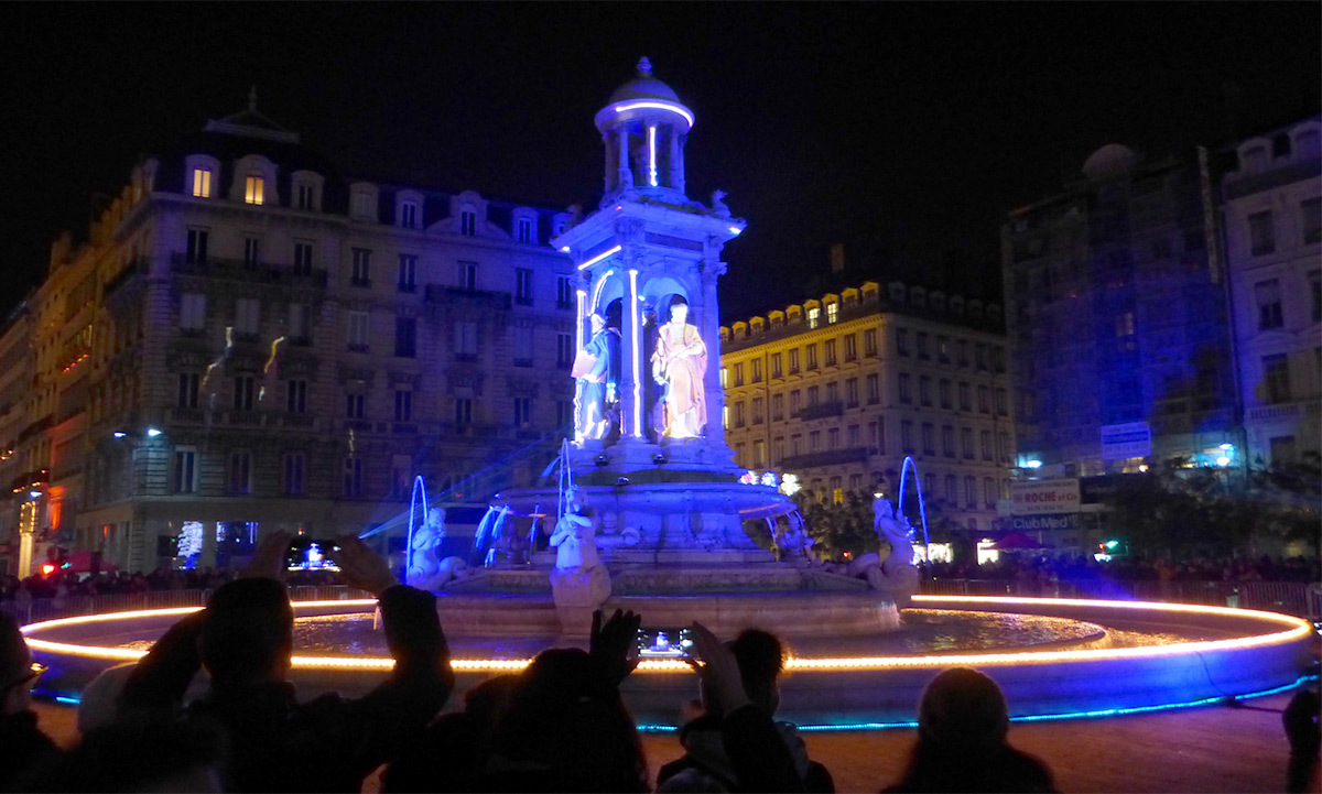 Fontaine d'étoiles - fontaine des Jacobins, Lyon, France - Patrice Warrener - Fête des lumières 2016, Lyon, France - Photo : Vincent Laganier