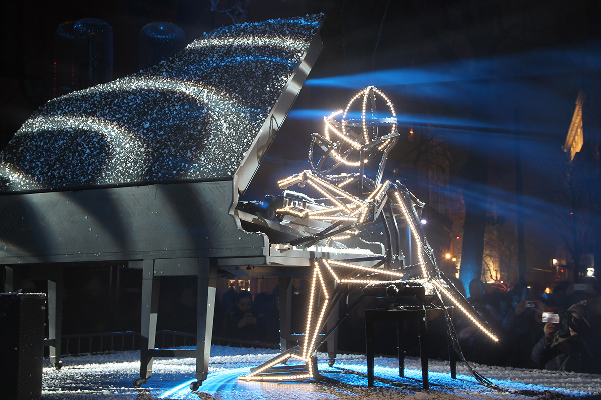 Un piano sous la neige, place Sathonay - Jean-Luc Hervé, Les Orpailleurs de Lumière - Fête des lumières 2016, Lyon, France - Photo : Vincent Laganier