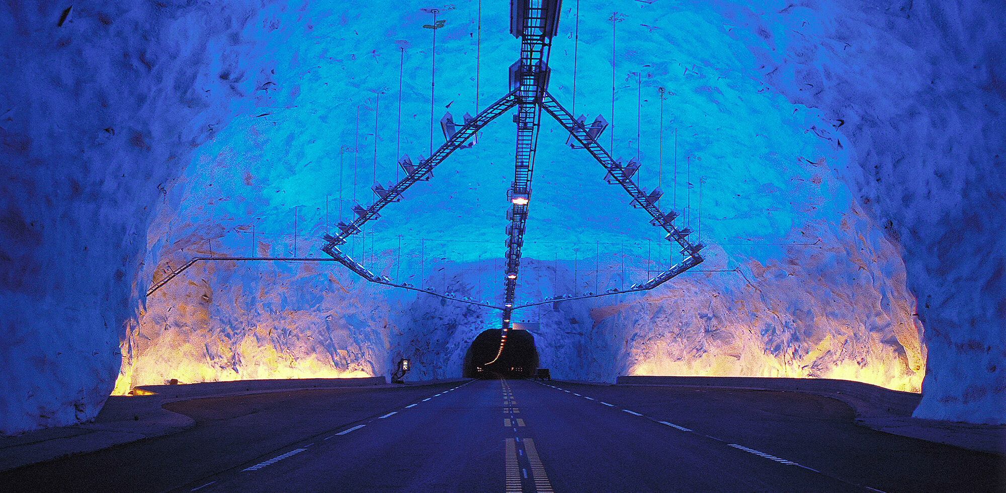Tunnel-de-Laerdal,-entre-Bergen-et-Oslo,-Norvège---Conception-lumière-et-photo-Erik-Selmer
