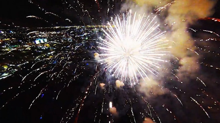 Feux d'artifices vus du ciel aux États-Unis - Light ZOOM Lumière