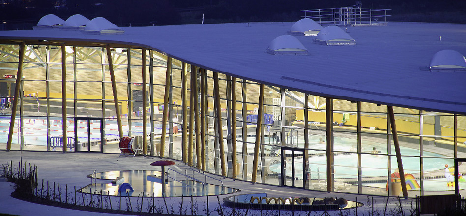 Bâtiment du centre aquatique Made in France LILÔ, au crépuscule du soir