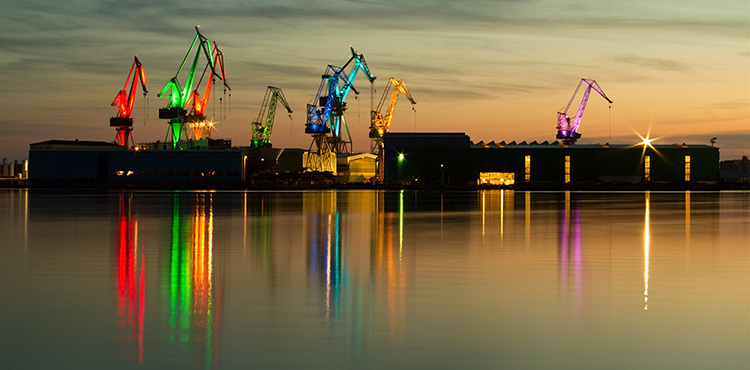 Lighting Giants, scénographie lumière de 8 grues, Pula, Croatie