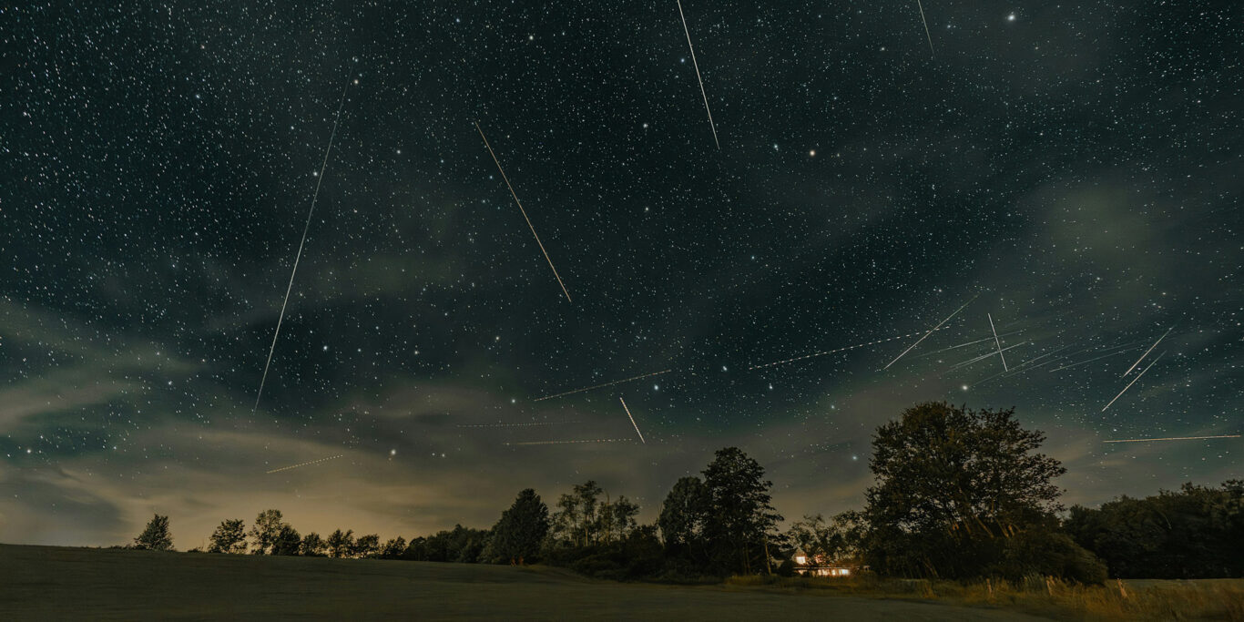 Perséides, pluie d'étoiles filantes, météorites dans ciel nocturne - Catskill Mountains, Shandaken, NY, USA - 14 août 2023 - Photo © Clay Bankssur, Unsplash