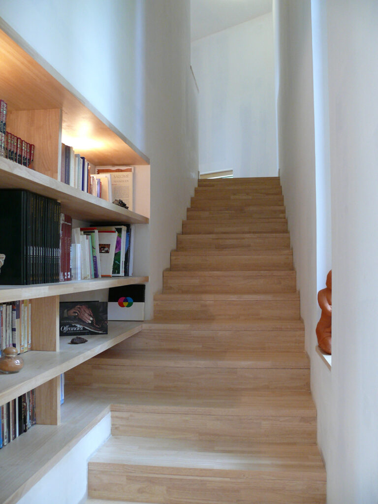 Escalier et bibliothèque, Gouesnac’h, Finistère - Architecte et photo : Katia Hervouet, OGMA Architecture