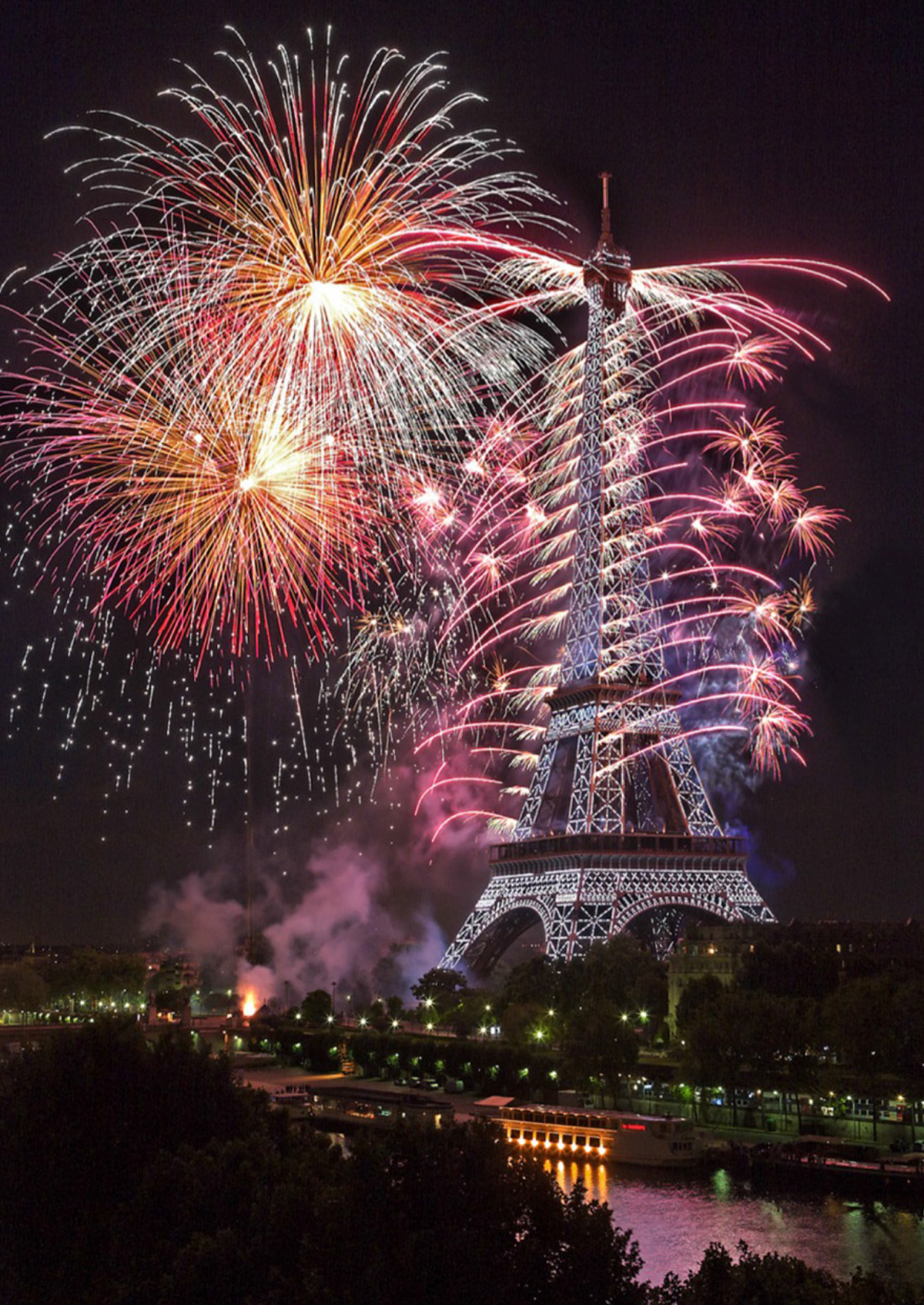 feu d'artifice sur la tour eiffel