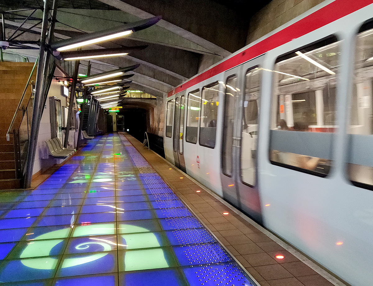 Éclairage LED interactif, balises rouge le long du quai de métro