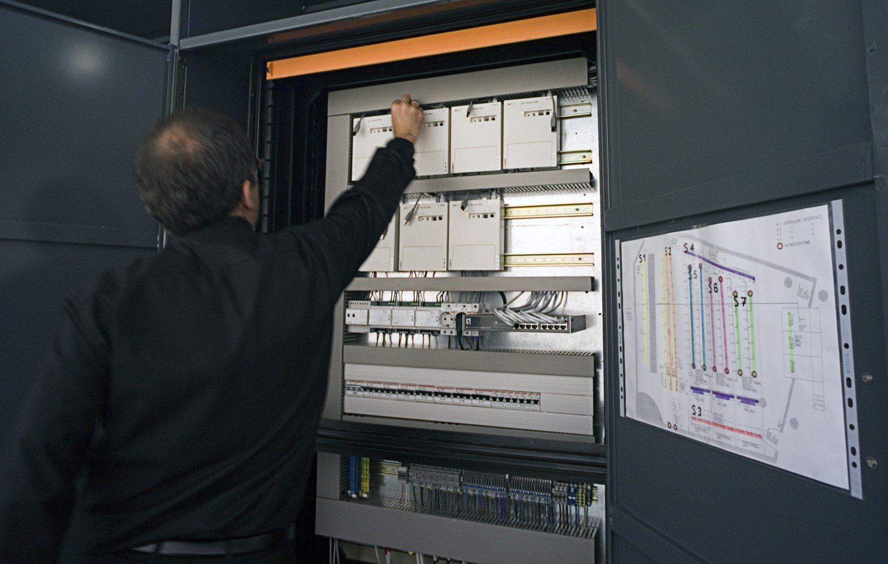 Armoire de commande de l'éclairage avec un système de communication Light Servers 64-DALI - Auditorium du siège d'Erco à Lüdenscheid, Allemagne © Erco GmbH
