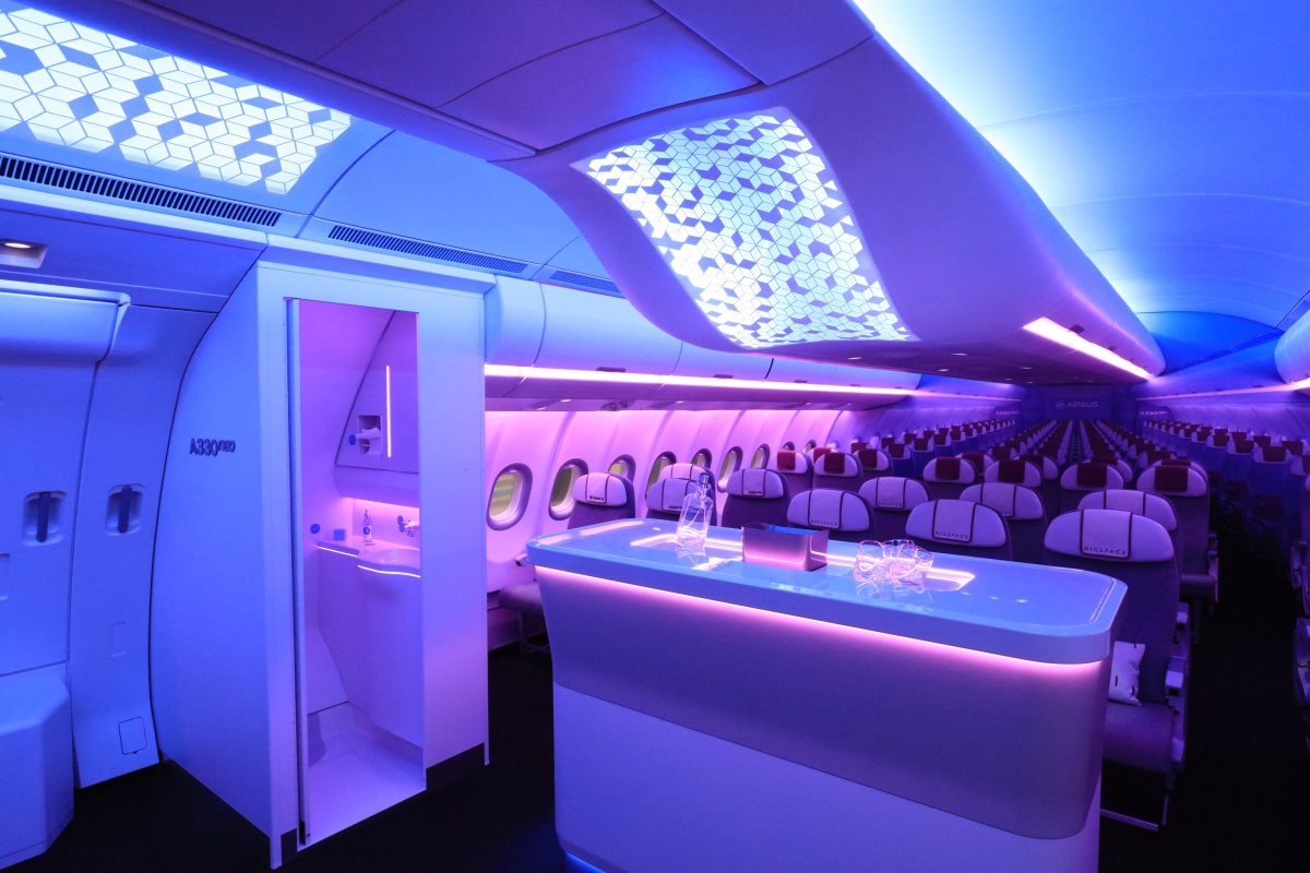 Cabine d'avion Airspace de l'A330neo éclairée en LED