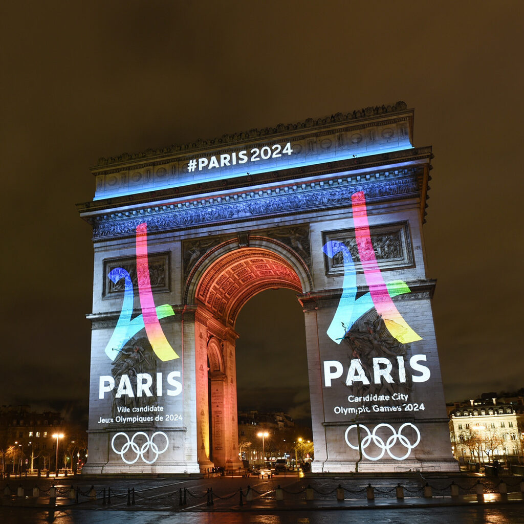 Paris candidat pour les JO 2024 avec un mapping vidéo pour le logo