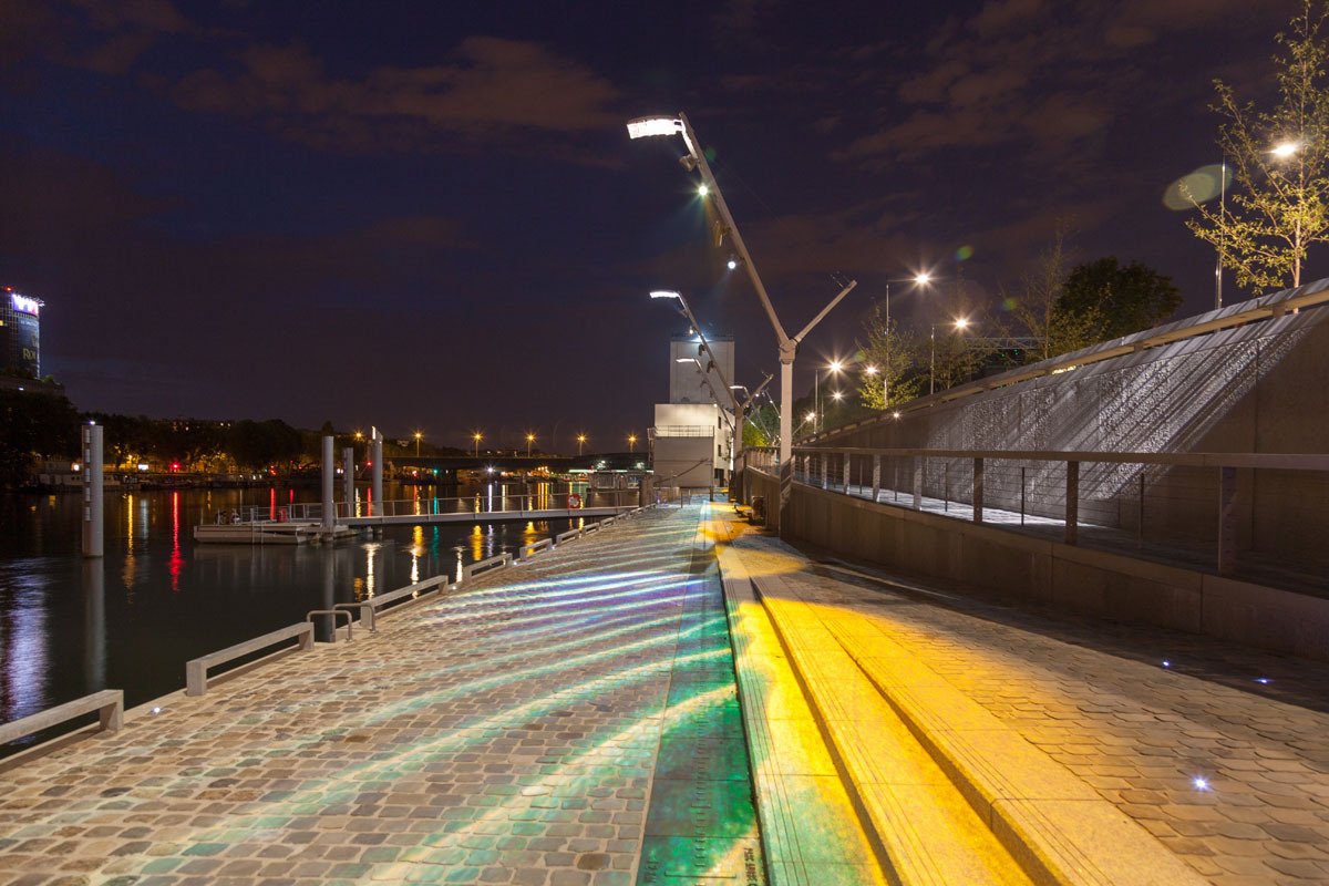 Mise en lumière de l'escale à passagers, port Victor, Paris