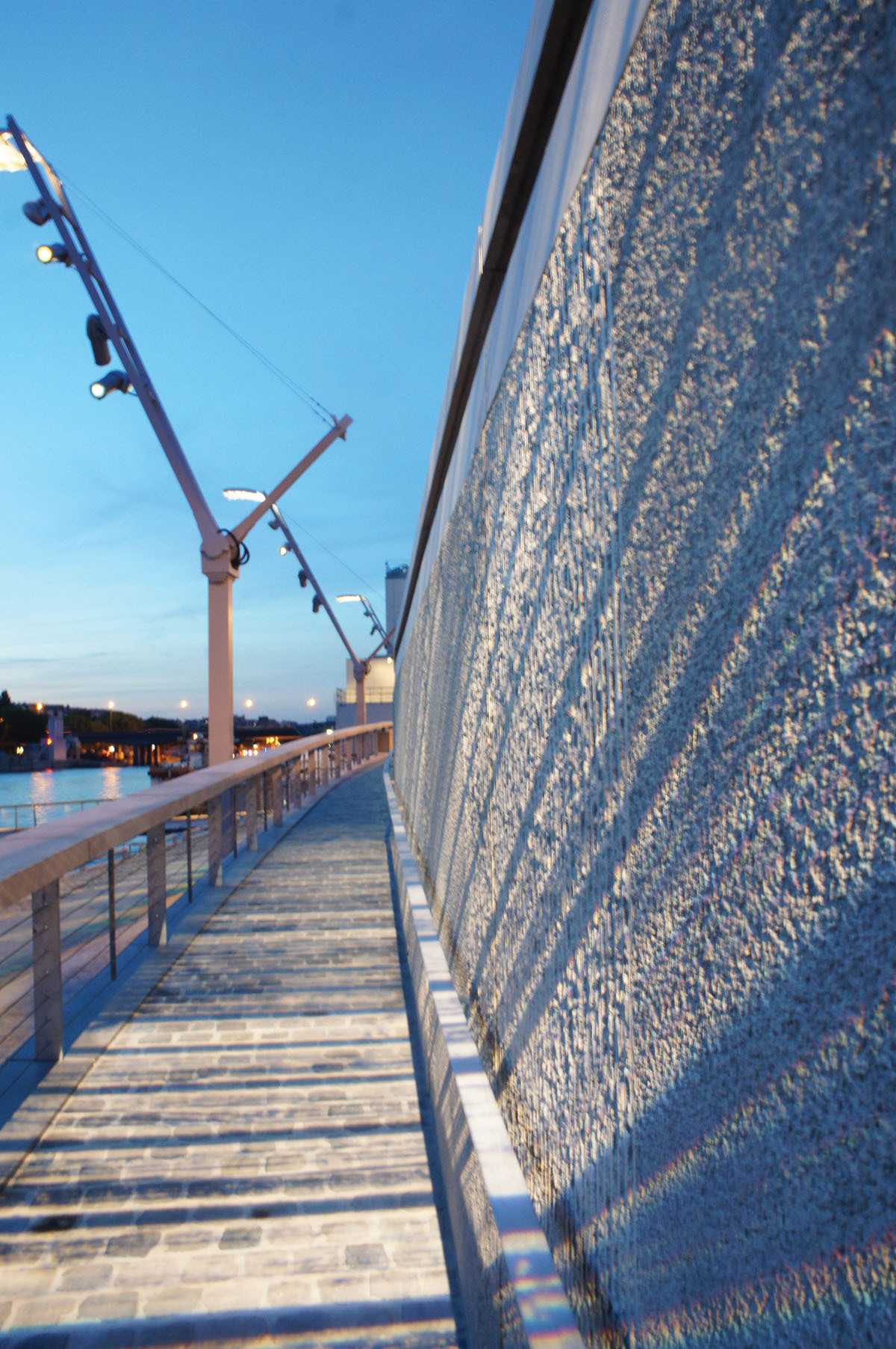 Mise en lumière de l'escale à passagers, port Victor, Paris