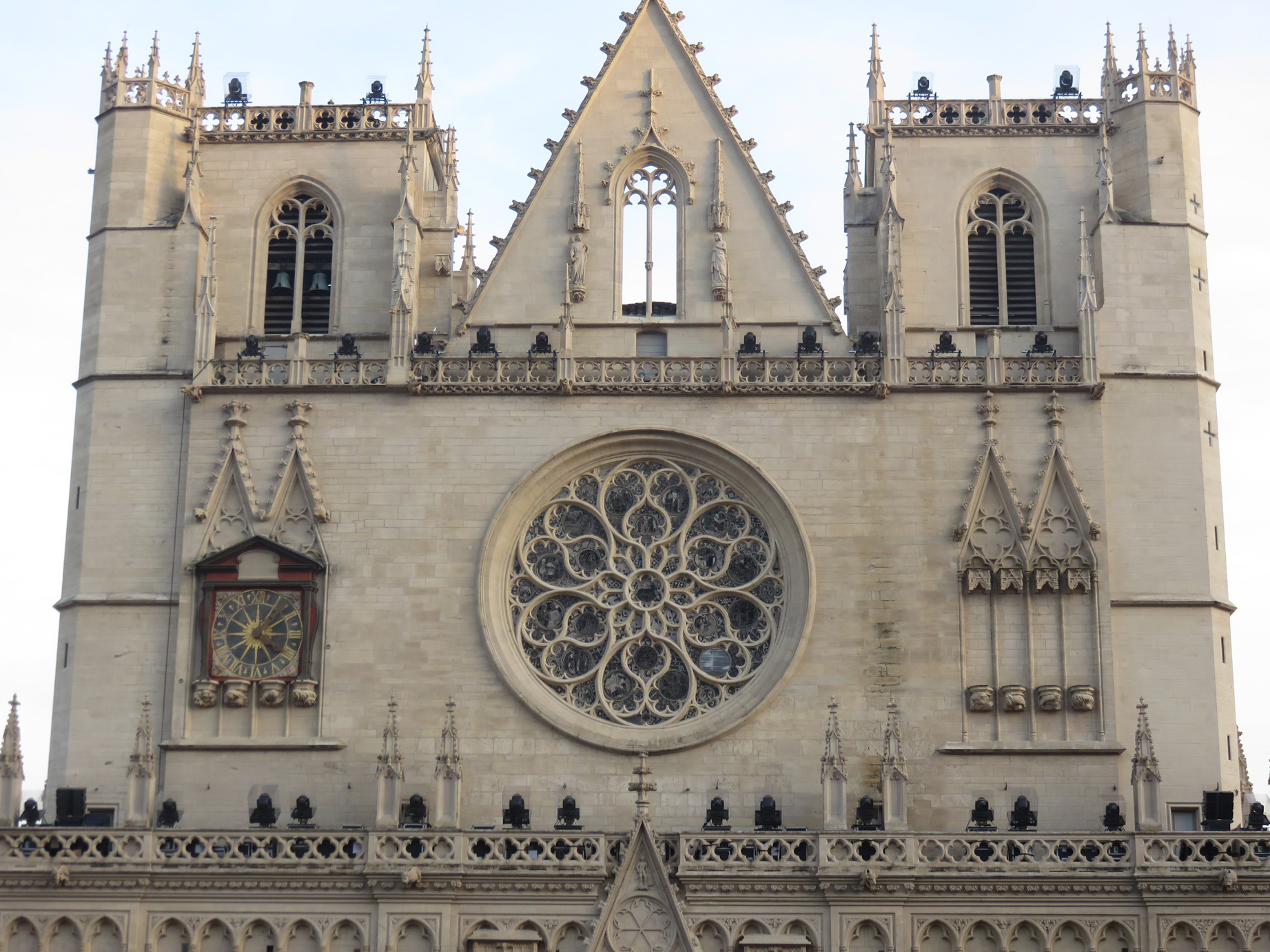 Cathédrale Saint-Jean, Lyon, France - Implantation des projeteurs en façade de jour